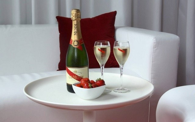 "Ihminen kokee mielikuvituksen puutetta, jos ei keksi hyvää syytä samppanjan juomiseen." -Oscar Wilde