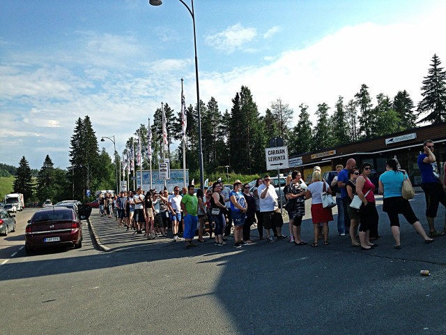 Ysärifanit jonottivat majoitusta Himos Centerillä