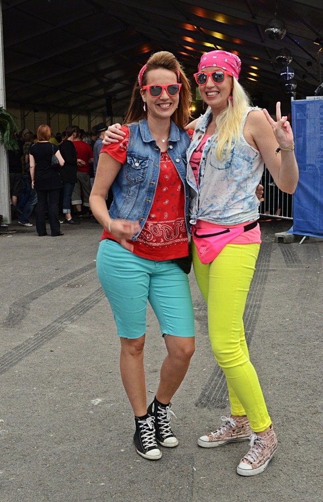 Farkkua, väriä ja vyölaukkua