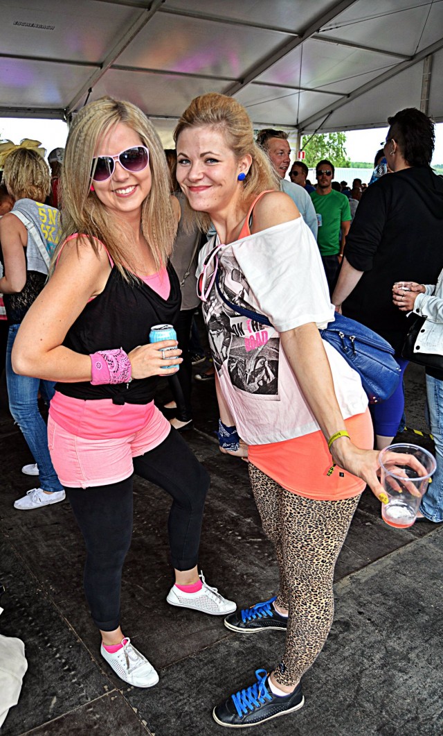 Krepattua hiusta ja sporttityyliä.