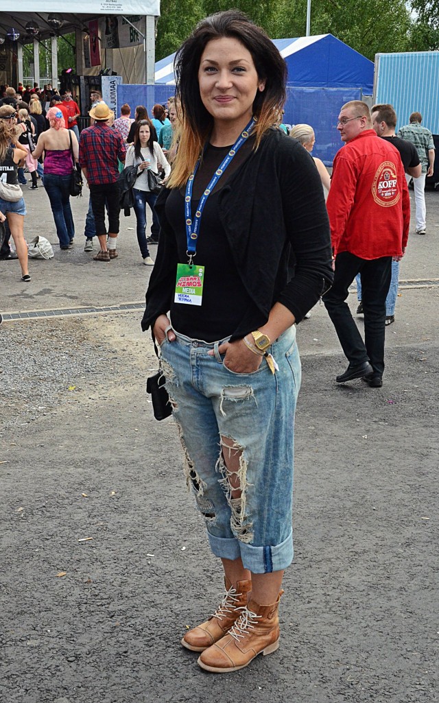 Festarireportteri Veera luotti revittyihin farkkuihin ja Ten Pointsin kenkiin.