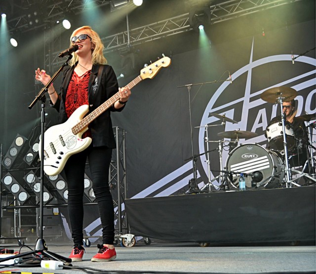 - Nautitaan juuri tästä hetkestä, Elli fiilistelee tuhatpäiselle festariyleisölle