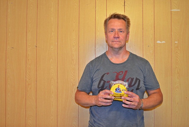 Olli Lindholm: "Mä otan tän reissumiehen mukaan kuvaan kun mä oon tällainen reissumies."