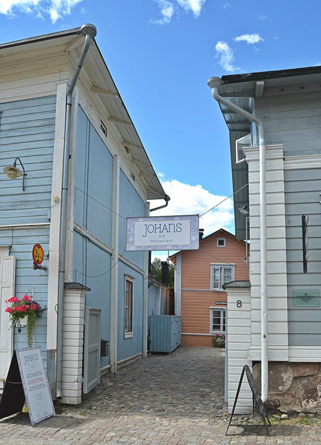 Jokikatu 8:ssa sijaitsee tunnelmallinen Johans.