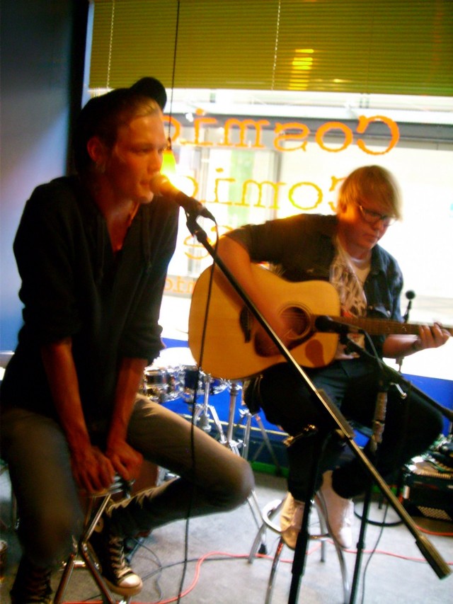 Telmu Goes Kahvila 4.7. Cosmic Comic Cafessa. Esiintymässä Kassu Lindström & Joona Lehtinen.