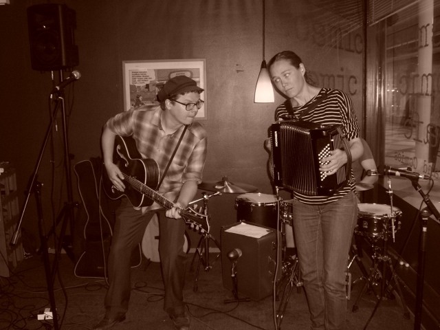 Myös Väinö Grön esiintyi Cosmic Comic Cafessa 4.7.