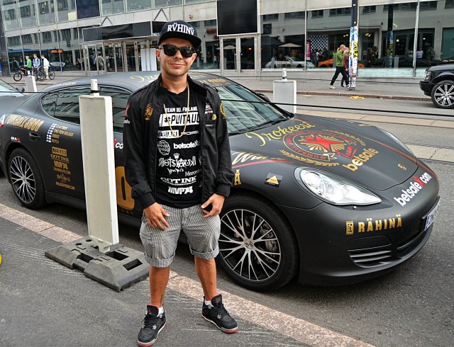 Uniikki Rähinän auton kera.