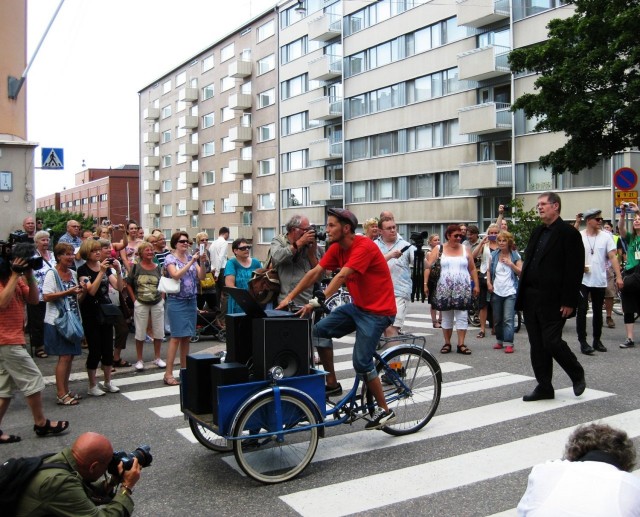 Tästä se lähtee. Fredi johdattaa joukkonsa Kolmatta linjaa takaisin.