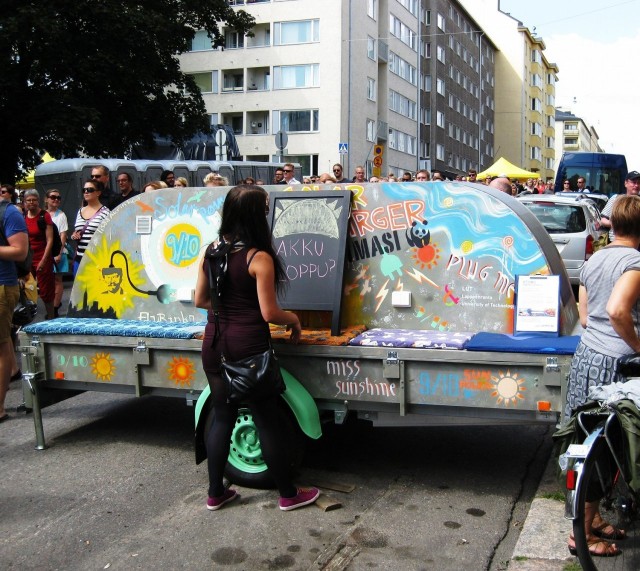 Aurinkopaneeleilla varustettu kärry täytti puhelimien tyhjät akut.