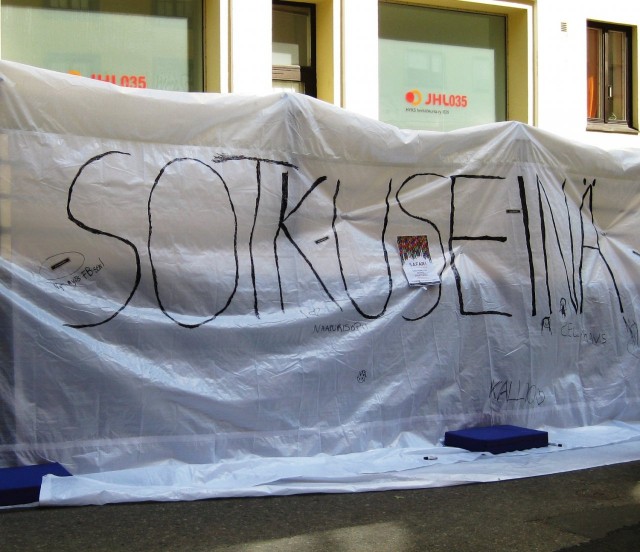 Sotkuseinälle sai kirjoittaa oman viestinsä ihan luvan kanssa.