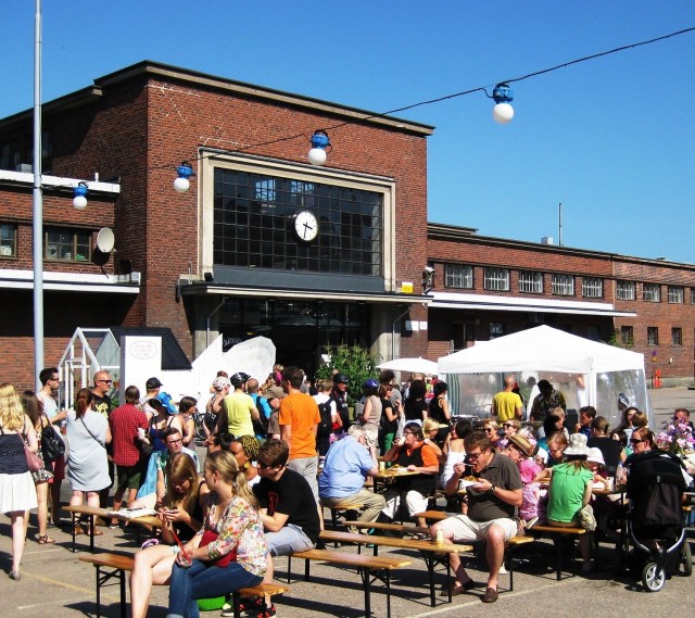 Useimmat World Bitesin kojut keräsivät asiakkaita jonoksi asti.