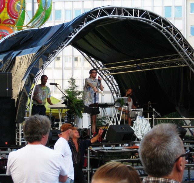 Päälavalla tapahtuu.