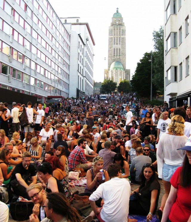 Huikea yleisömeri Siltasaarenkadulla.