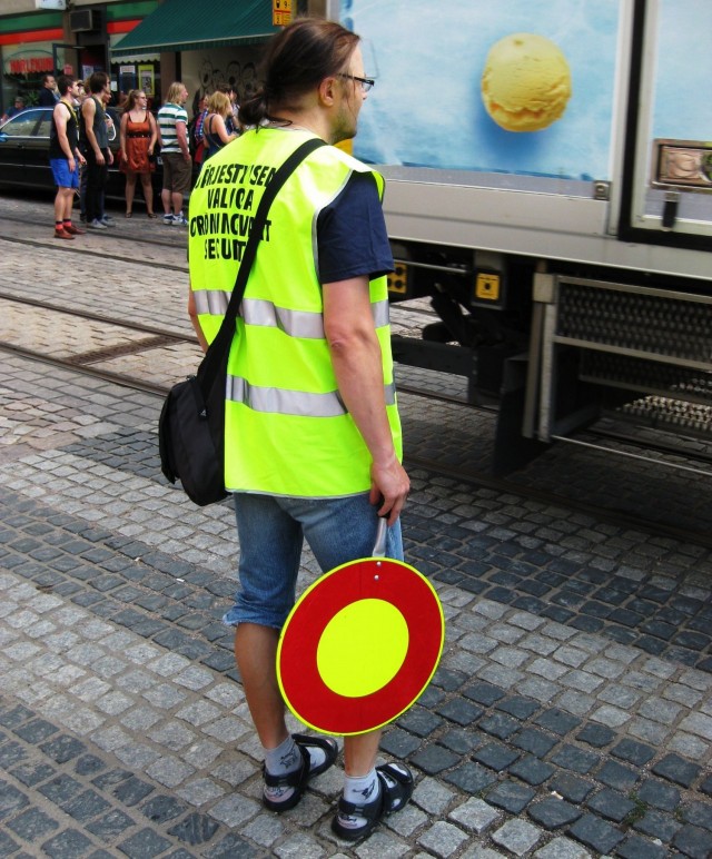 Runsaslukuinen määrä järjestyksenvalvojia piti huolen etteivät autot jyränneet juhlakansaa.