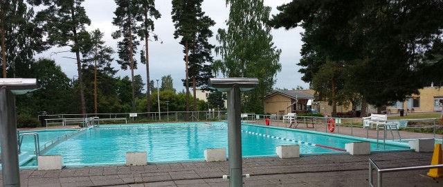 Uinti on hyvä liikuntamuoto. Kesällä on upeaa uida vaikkapa luonnon järvissä tai maauimalassa. Kuva Keravan maauimalasta.