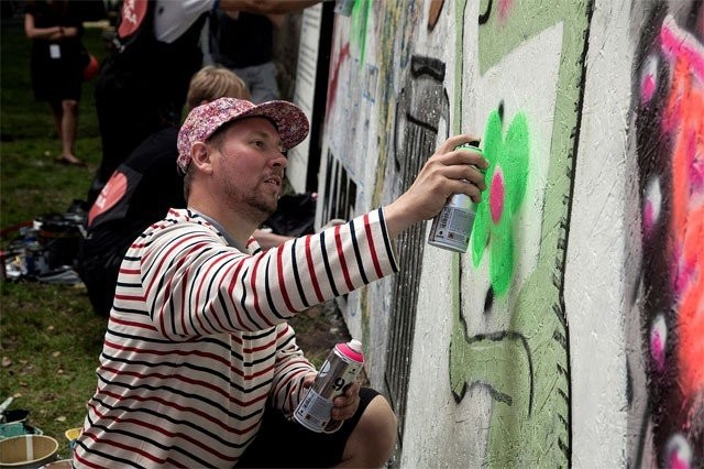 Ministeri Arhinmäki piirsi kukan.