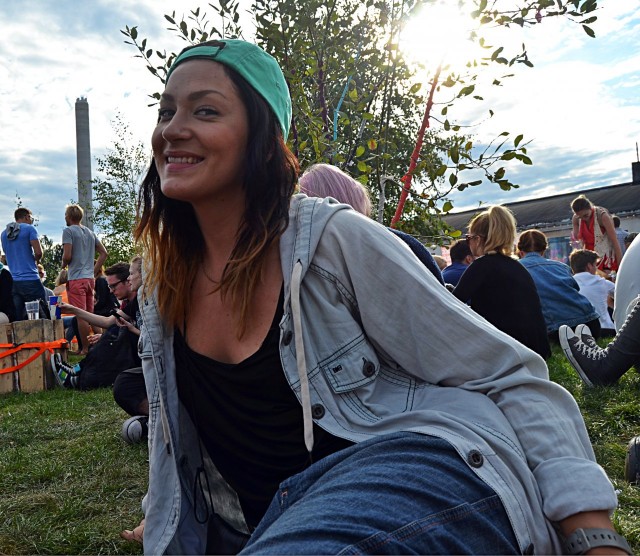 Viiskulman Veeraankin törmäsin! Hän oli joujou-meiningeissä, Makialta saamansa festaritakki yllään.