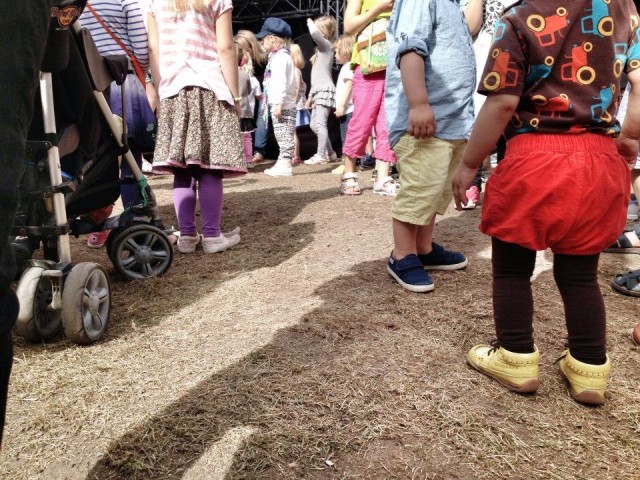 Sunnuntain festarikansaa. Oli siellä meitä aikuisiakin.