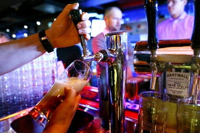 Täydellinen tuoppi lasketaan käsikäyttöisestä hanasta.