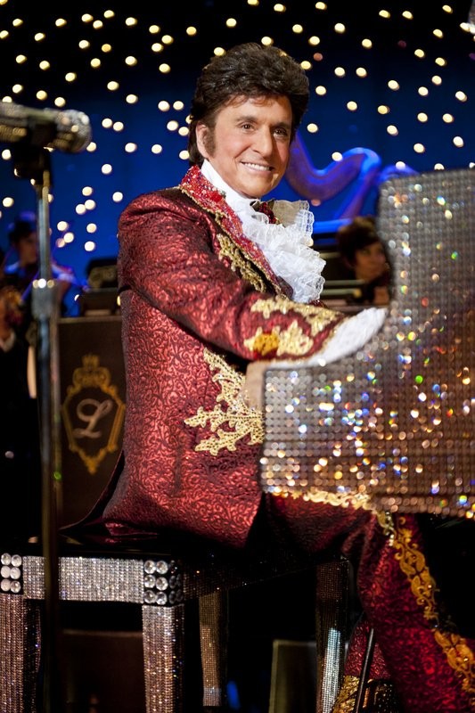 Kuningatar soittaa pianoa.