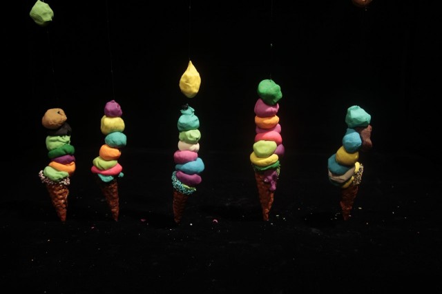 'Igloo' käsittelee jäätelön avulla luomisen teemoja.