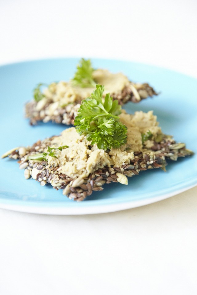 Sipaise päälle itsetehtyä pestoa tai hummusta.