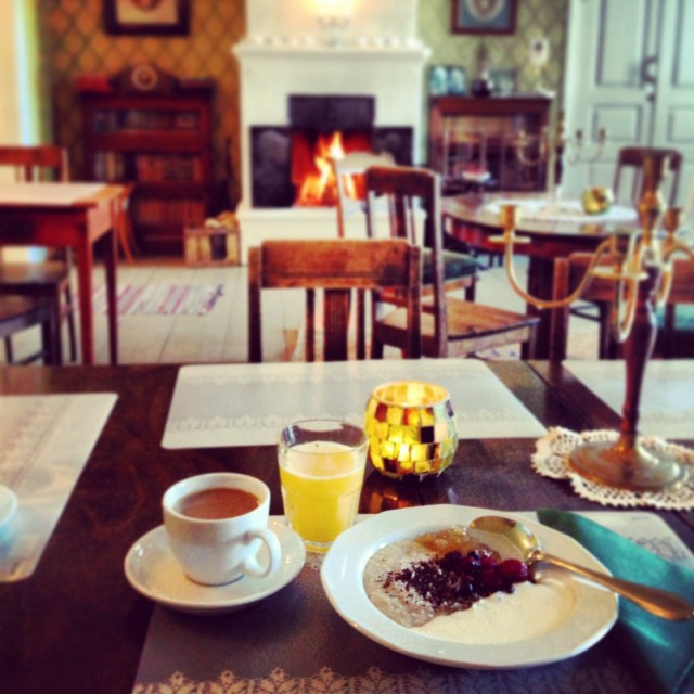 Aamiaisen tunnelma oli sekin ainutlaatuinen. Kattauksen valikoima oli lähes kokonaan luomua tai lähiruokaa.