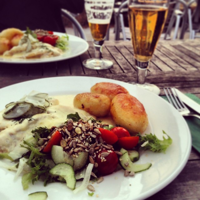 Stallhagenin panimon ravintolassa saa myös mainiota ruokaa. Ja mikä mahtavaa, kaksi henkilöä syö ja juo 40 eurolla!