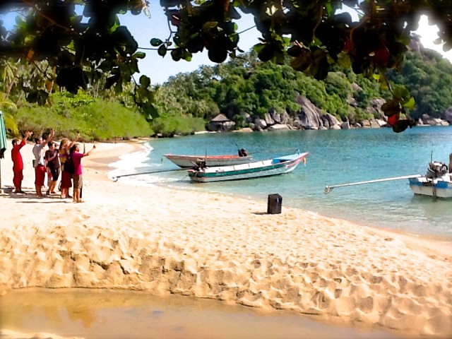 Sanctuary, Thaimaa ja ystävät rannalla.