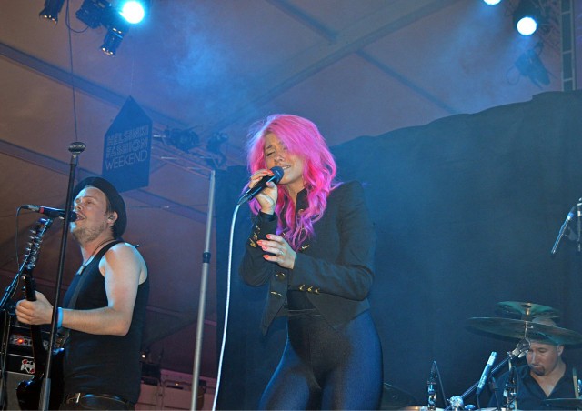 Jannika eläytyy musiikkinsa vietäväksi.