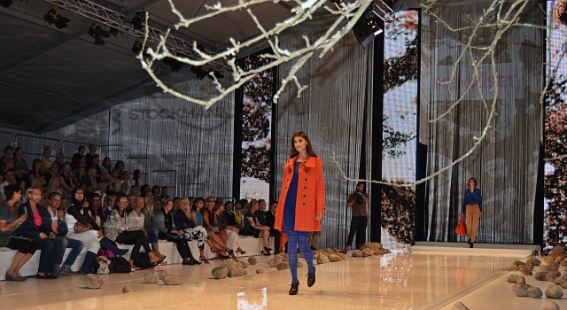 Maryam Razavi säteili lavalla Me Naiset Trend Fashion Day:ssa.