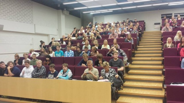 Kouluttajana saa palautetta usein vain kysymällä. Palautetta voisimme antaa proaktiivisemminkin. Miten sinä voisit vaikka kiittää useammin? Kiitää oikea-aikaisemmin? Kiittäminen on parasta palautetta eikä sitä ainakaan ole vaara antaa liikaa.