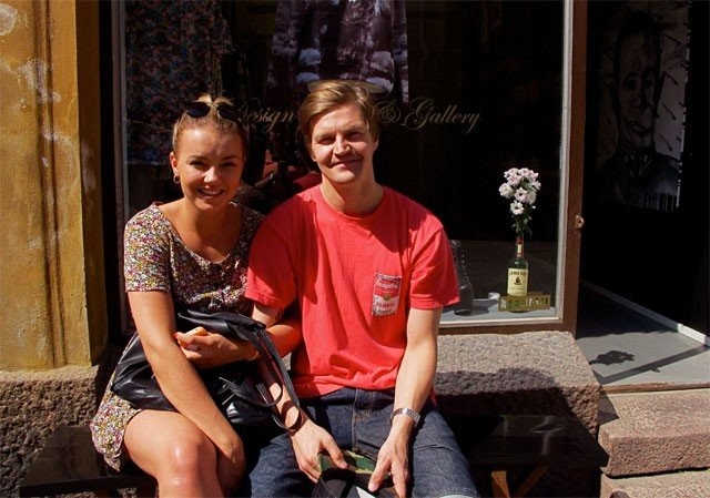 Clarissa Hedman ja Rasmus Tikkanen puotinsa edustalla.