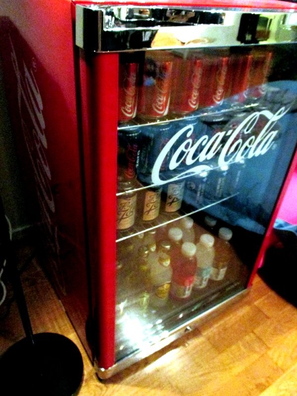 Työpisteeltä kädenmitan päässä sijaitseva virvokekaappi, koska kesken pelien ei ehdi juosta kolmea metriä oikealle jääkaapille.