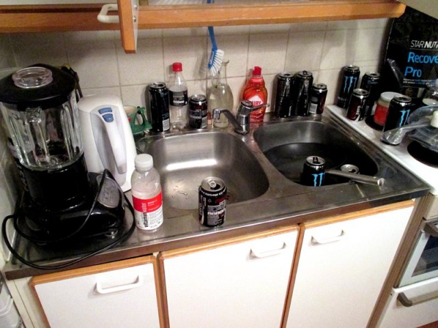 Näitä energiajuomatölkkejä löytyy ympäri asuntoa, koska en ehdi viedä tyhjiä takaisin kauppaan. Itse asiassa koko kämppä leuhkaa kulahtaneelta low carb-Monsterilta.