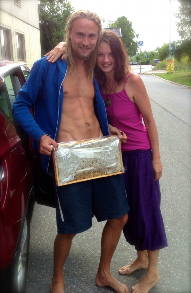 Ravintobloggaaja Olli Posti alias Viidakkomies ja saaliimme seikkailuretkeltä. Monta purkkia raakahunajaa ja kokonainen hunajakenno Ollille.