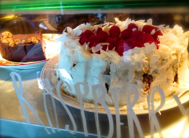 Nyströmin raakakakut, missä kerma ei ole kermaa, sokeri ei ole sokeria eikä rasva voita. Vie kielen mennessään ja enemmänkin.