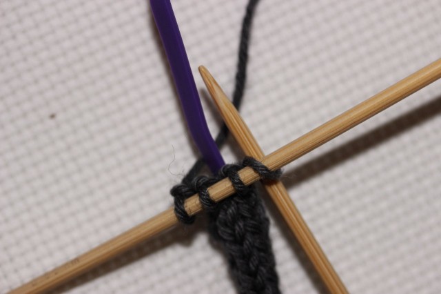 4 silmukan i-cord, lanka kulkee johdon takaa