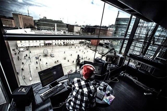 Spin FM -juontaja Rory Winstonin sanoin: “We have kidnapped this broadcast… You are now all hostages of Spin FM.”