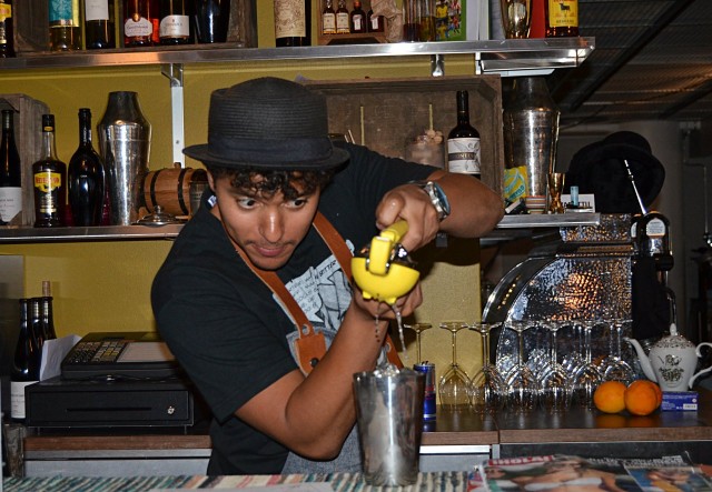 Son of a Punchit valmistivat sangriaa ja drinkkejä hiki hatussa.