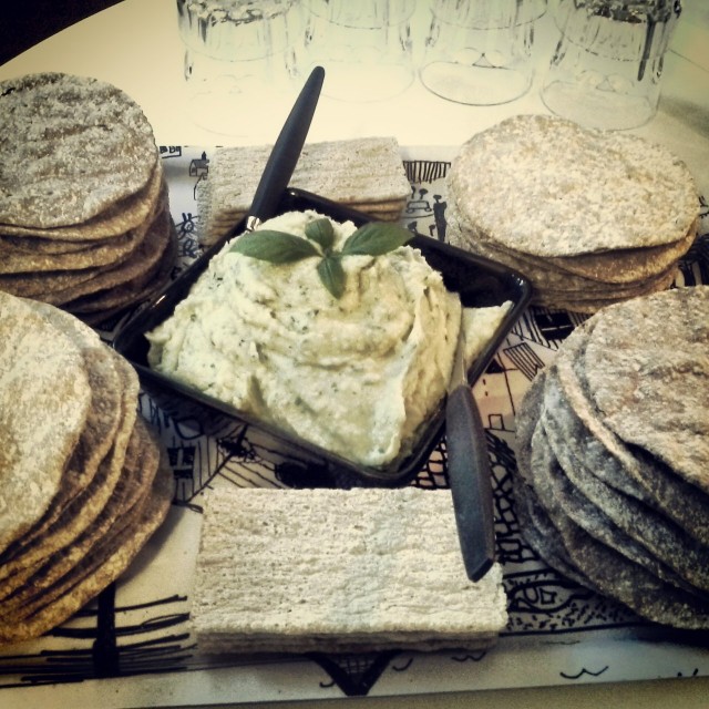 Hyvä kombo: Spelt-Mustikka-näkkäri & valkopapu-basilika-hummus!