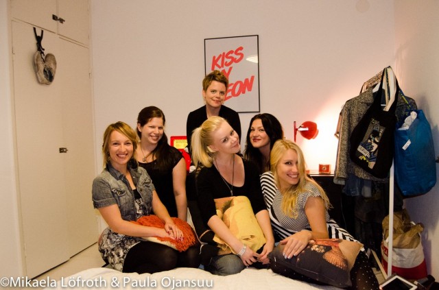 Ja illan must ryhmäkuva. Laura,Paula, Mikaela, Ulla, Veera ja Juulia hymy herkässä.