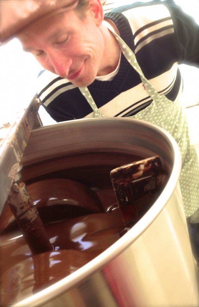 Jukka varmistamassa aromeita Itä-helsingin tuotantotiloissa.