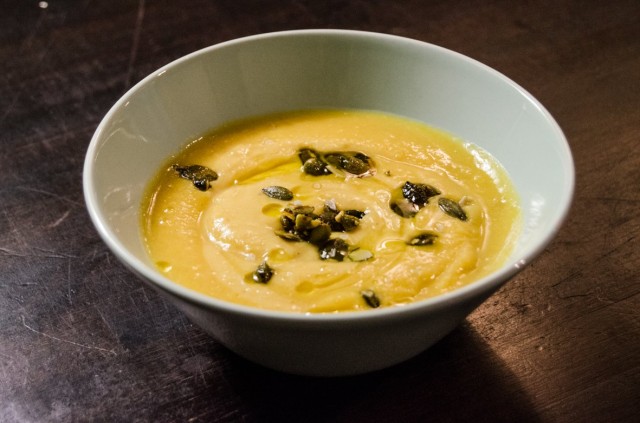 Mausteinen siideri-kurpitsakeitto