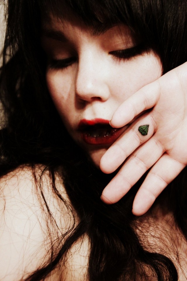 Menimme naimisiin salaa maistraatissa samana päivänä jona täytin 18. Todistamassa oli vain Somen ihanin muija. Kun piti sanoa tahdon, olin niin hermostunut, että hihitin pari minuuttia.