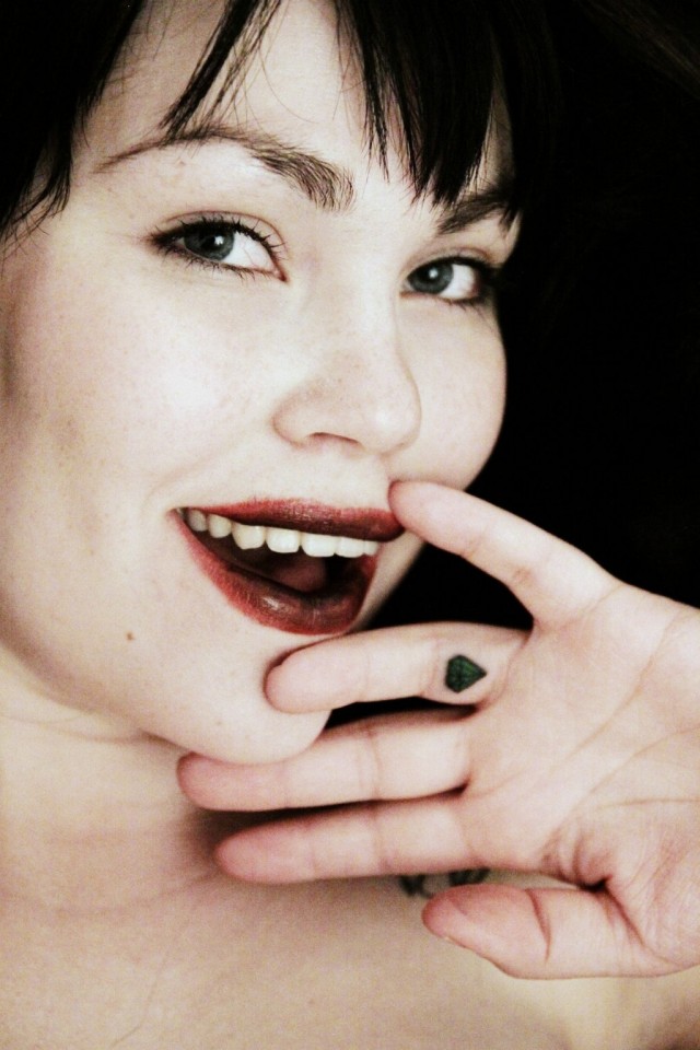 En ikinä muista pitää sormusta, joten tatuoin nimettömääni pysyvän smaragdin.