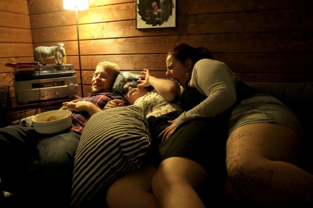 Tyyny peittää kätevästi erektioni. "Valkoinen Barbaari", MRV ja Stormiina chillaamassa.