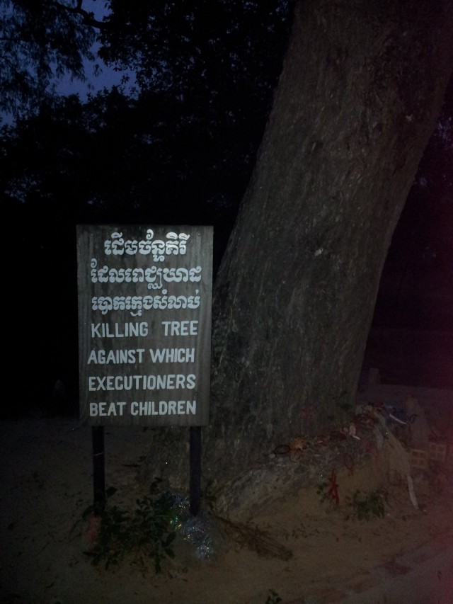 Jos tuntuu, ettei sinulla ole kiitollisuuden aiheita. Kiitä vaikka siitä, ettei kavereitasi lapsena tapettu lyömällä tätä puuta vastaen. Killing Fields, Cambodia http://en.wikipedia.org/wiki/Killing_Fields