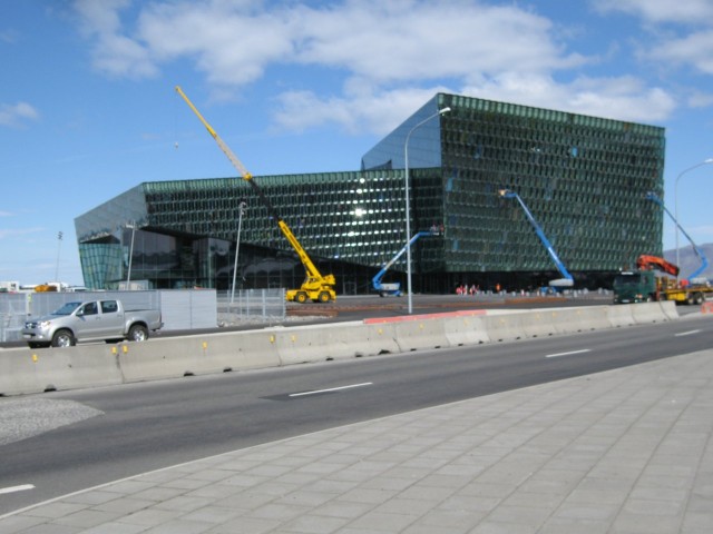 Islantilaiset maksavat vieläkin lainojaan. Älä ota enempää lainaa kuin mitä jaksat maksaa takaisin. Kuva jcberk (CC BY-NC-SA 2.0)