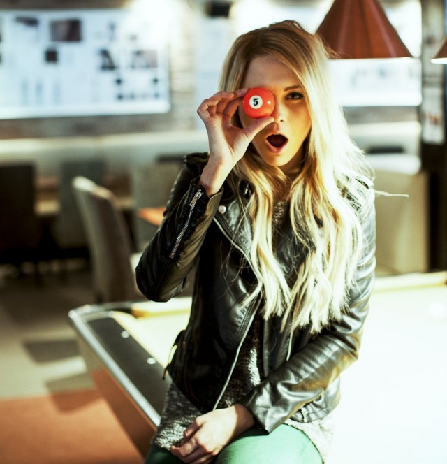 Menestyvien ihmisten taustalla on joukko näkymättömiä ihmisiä. Sannin taustalla on sanoittajia, kuvaajia jne. Arvosta näkymättömiä ihmisiä.